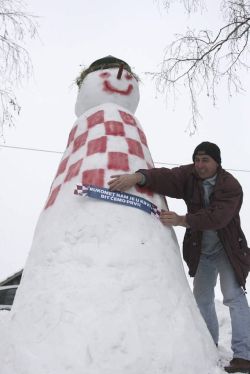 U Dugoj Resi izgradili snješka navijača visokog tri metra