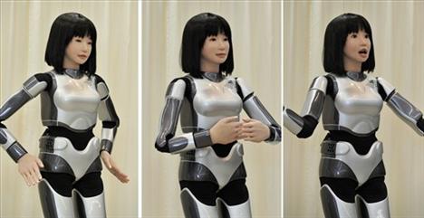 Japan predstavio ženskog robota za modnu reviju