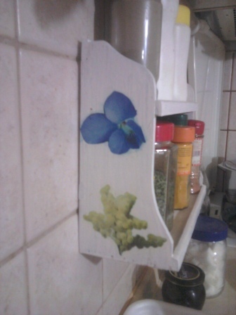 decoupage na kuhinjskoj polici za začine, sa bakinim najdražim cvijećem...mimoze i ljubice :)