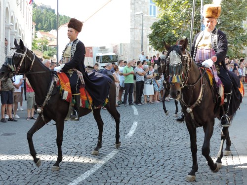 ....na Alku se nikog ne zove!....Na Alku se dođe!