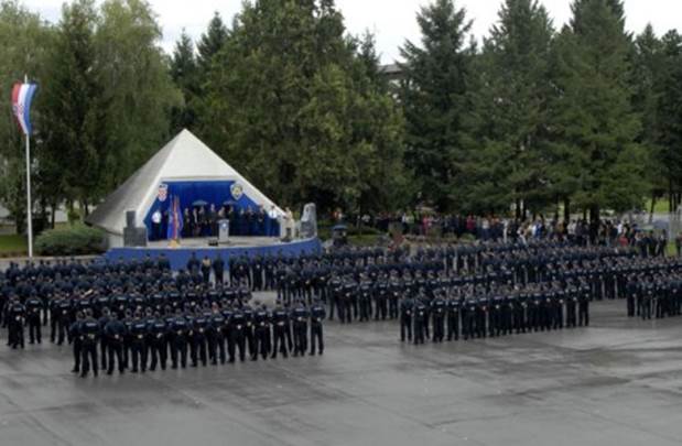 SLUGANSKI NAROD: Umjesto pod hrvatskim grbom, policajci prisegnuli pred piramidom - simbolom vlasti i ropstva!