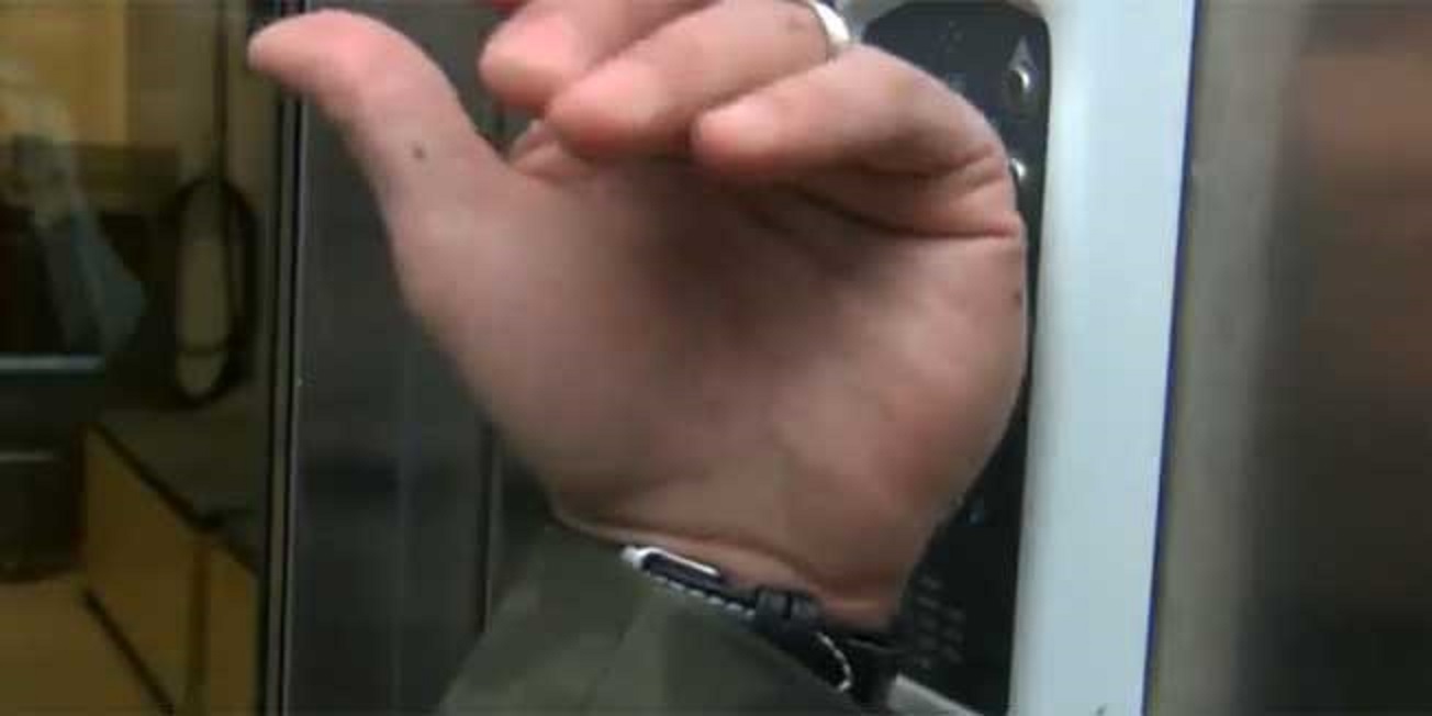 VIDEO: BUDUĆNOST JE VEĆ STIGLA U ŠVEDSKU Radnicima ugrađuju čipove ispod kože: tako prolaze kroz vrata...
