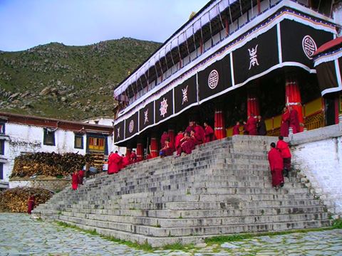 MESTO MOĆI DREPUNG, TIBET