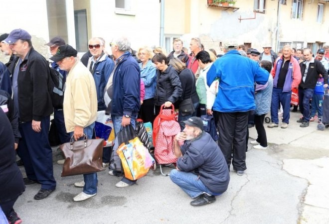 OVO JE STRAŠNO, LJUDI SE RUŠE OD GLADI