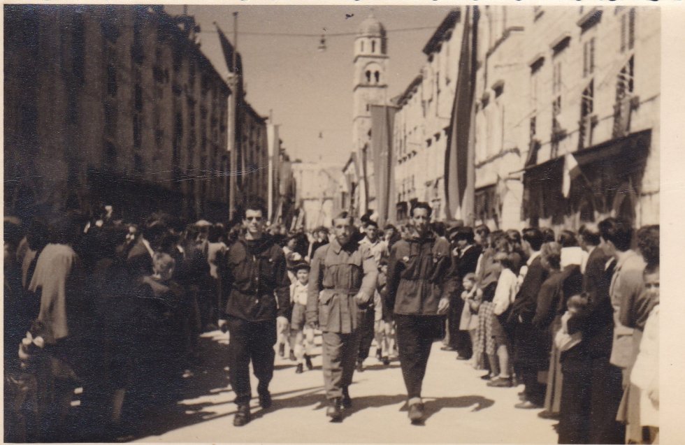 Mj otac marsira dubrovackim Stradunom neposredno nakon rata ( on je ovaj vojnik u sredini)