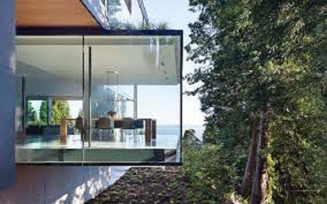 Besplatno tumačenje snova - Turmalino (velika moderna kuća na moru, metal, staklo, kamen...)