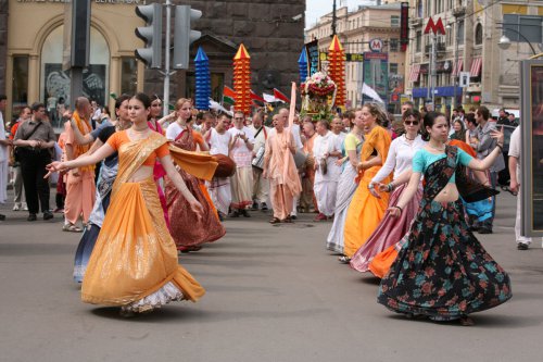 15) Jesu li žene u ISKCON–u u podređenom položaju?