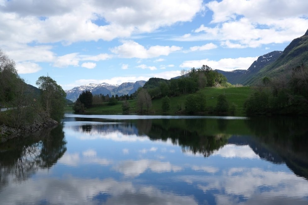 DVIJE STVARNOSTI (ŠARENI POKRIVAČ)