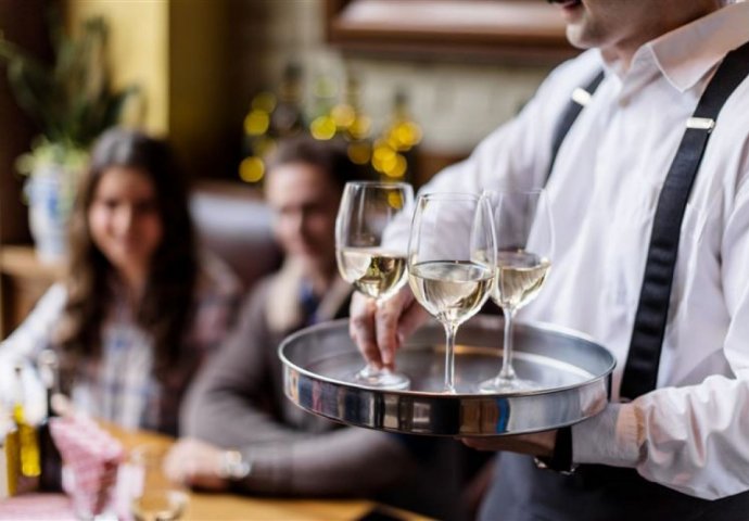 Konobar, platiti molim...