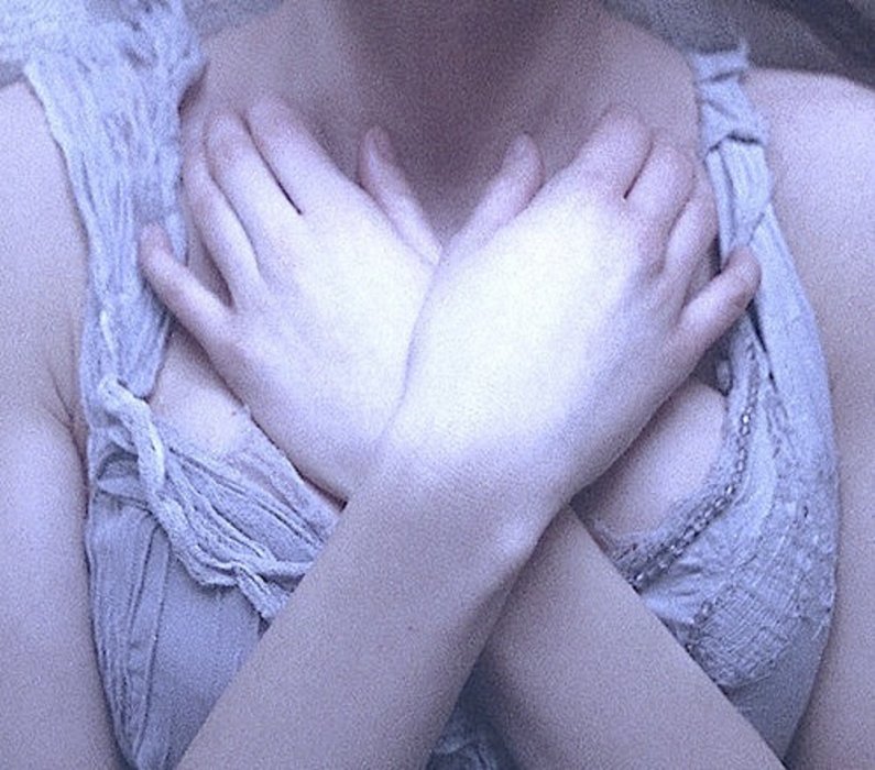 Tu negdje, posred grudi..