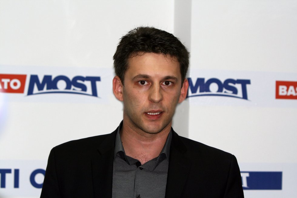 Božo Petrov u kokošinjcu