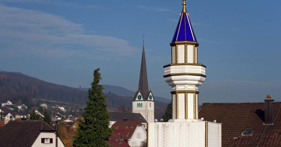 Desnica slavi - Švicarci protiv gradnje minareta u svojoj zemlji