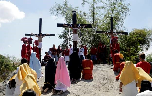 Filipini: Razapinjanje u spomen na Kristovu muku