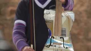 glazba nastala iz recikliranih instrumenata..nemam komentara...