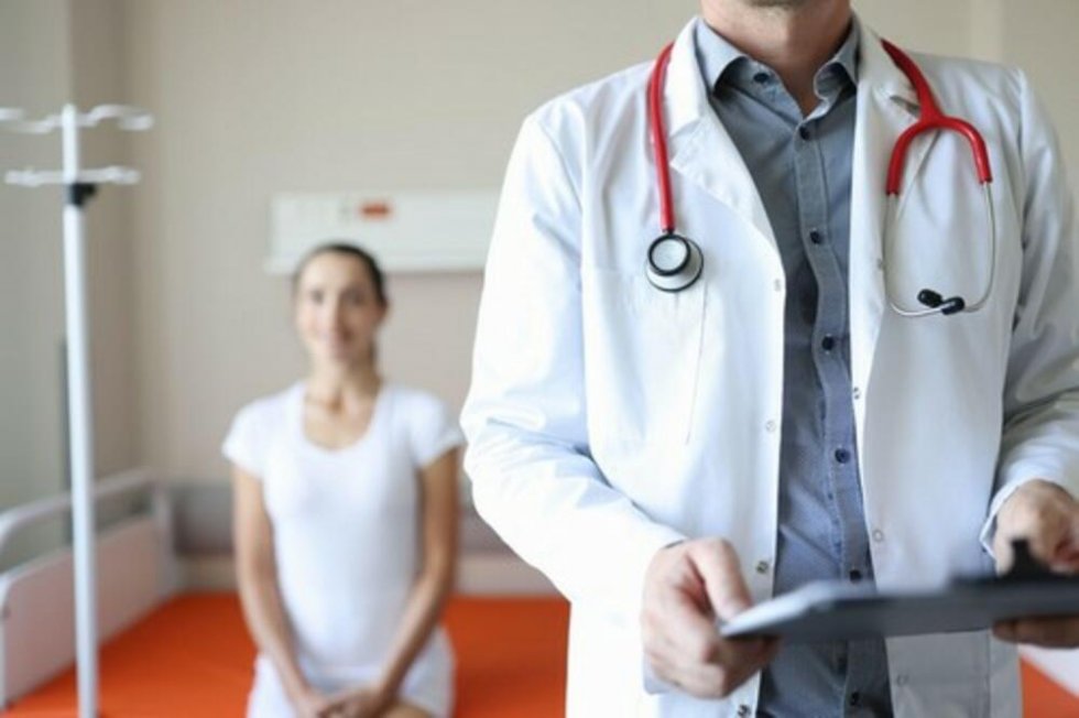 U mom snu otac plaća za doktora....