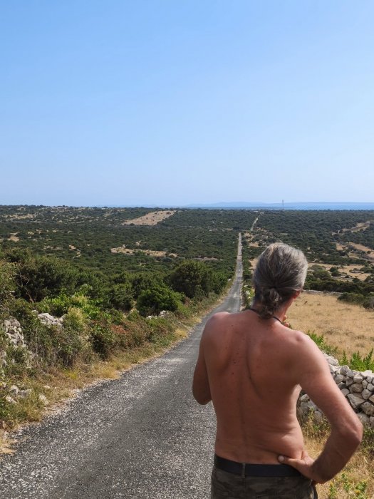 Moj dragi s pogledom uperenim u daljinu...