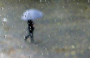 kiša, kišobran, čovjek na kiši