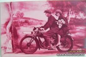 momak i djevojka na motoru